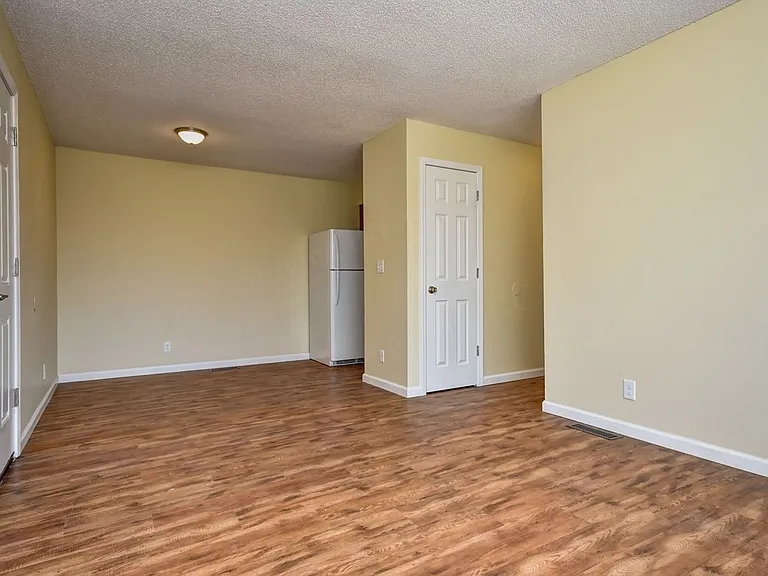 616 Evergreen St — Photo 5