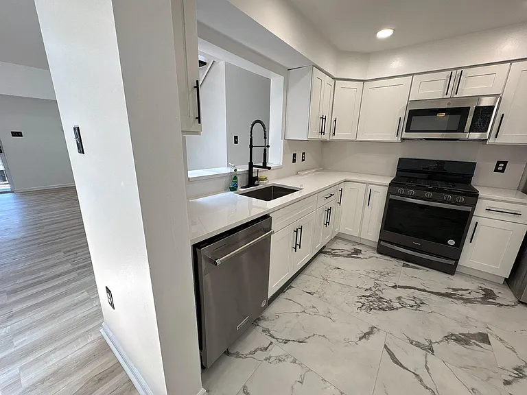 72304 Delaire Landing Rd #304 — Photo 16