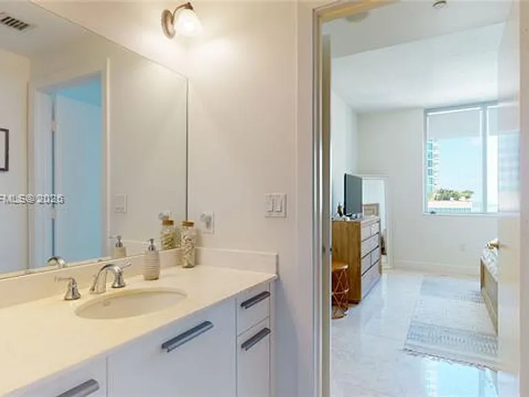 1060 Brickell Ave #1805 — Photo 13