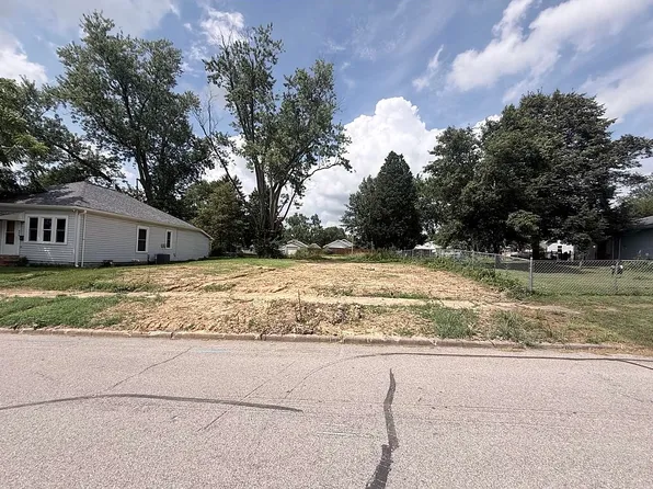 812 W 3rd St, Bicknell, IN 47512