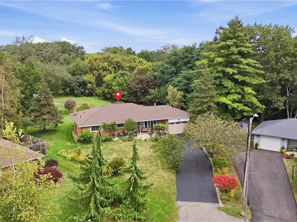 4 Kew Ct, Hamilton, ON L9H 5E1