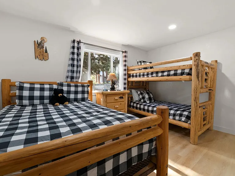 135 E Mojave Blvd — Photo 10