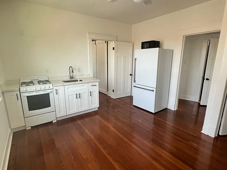 1530-1532 Hillary St — Photo 2