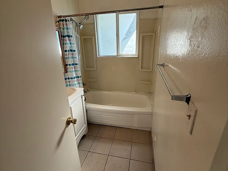52 Byron Ave — Photo 3