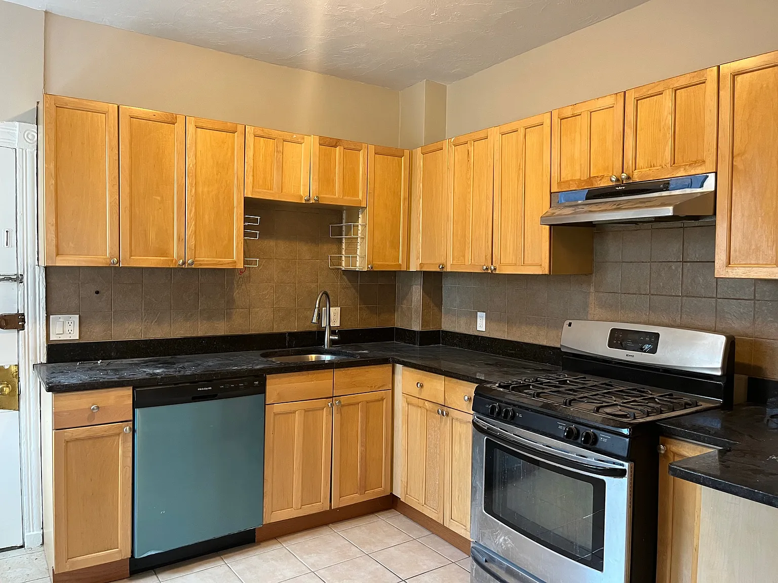 5 bed, 1340 sqft, $4,400 — Photo 4