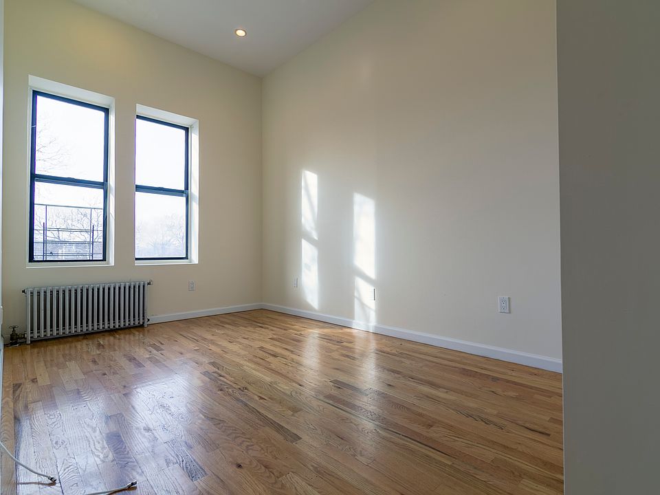 2nd image of 1155 E 35th St APT B8