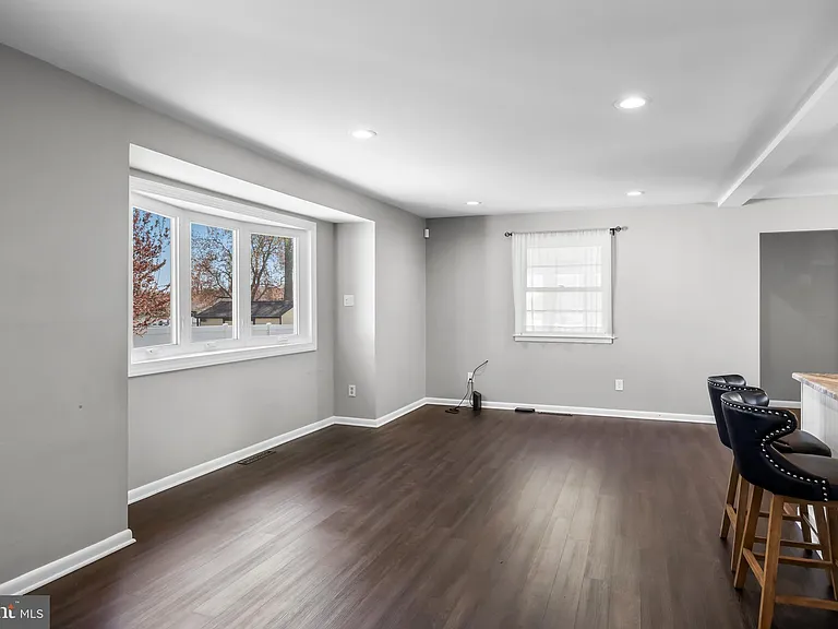2211 New Albany Rd — Photo 4
