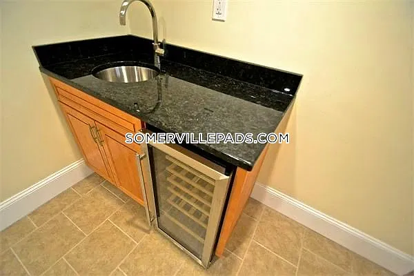 4 bed, 2.5 bath, 9999 sqft, $6,200 — Photo 4