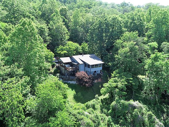 5th image of 338 Mountain Dr N