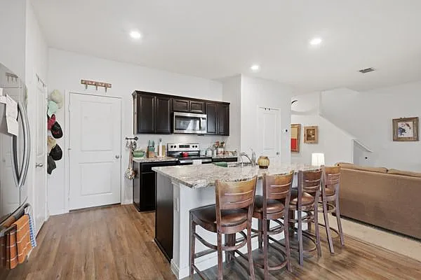 3 bed, 2.5 bath, 1824 sqft, $2,000 — Photo 4