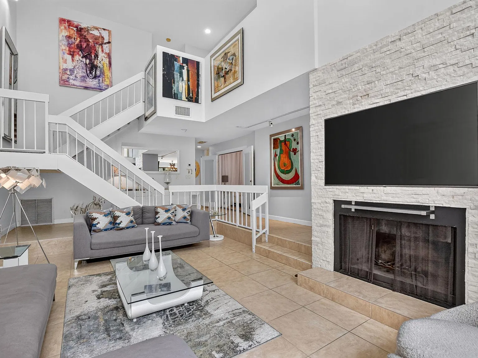 3 bed, 2.5 bath, 2093 sqft, $9,000 — Photo 1