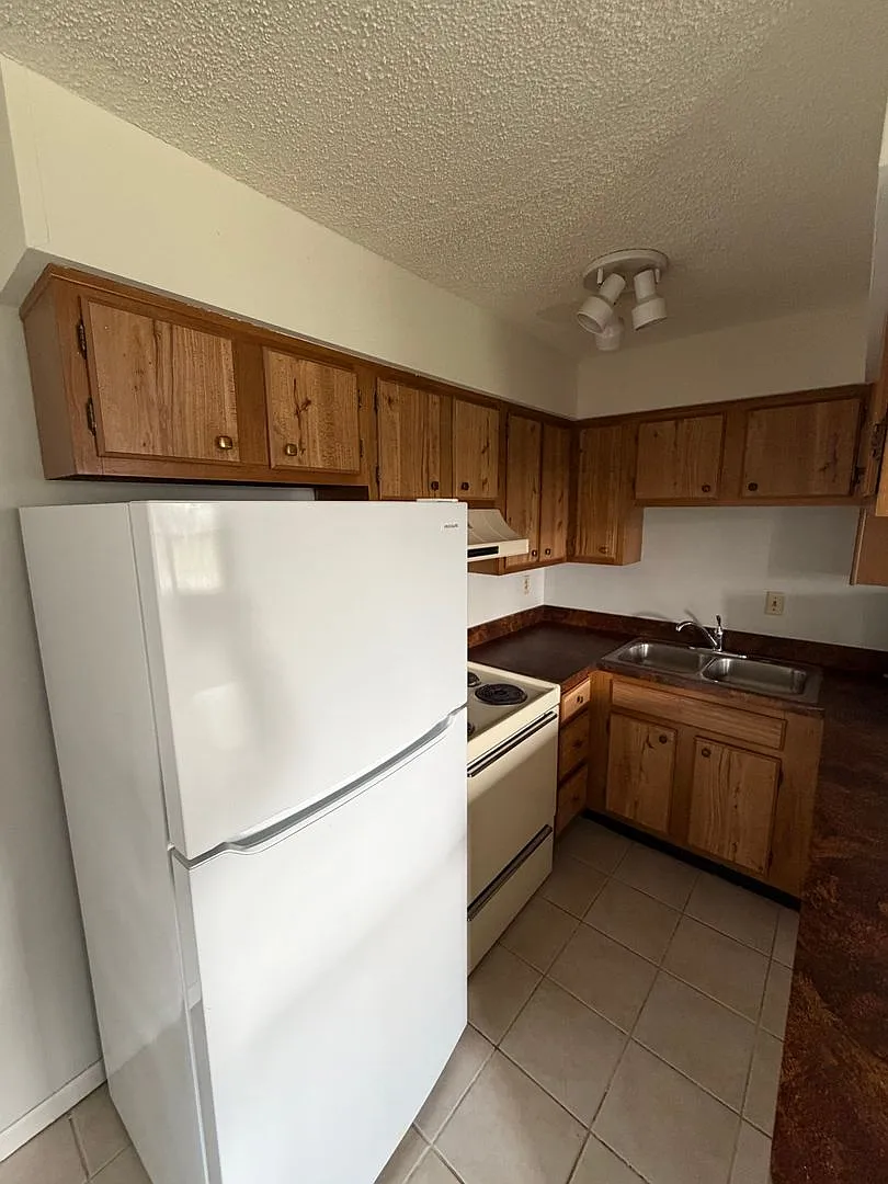Driftwood Apartments — Photo 1