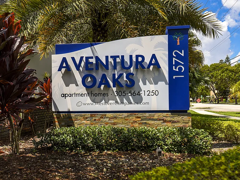 Aventura Oaks Welcome Sign