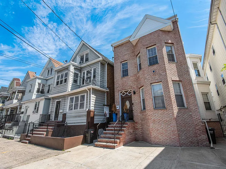 28 Armstrong Ave #2 — Photo 4