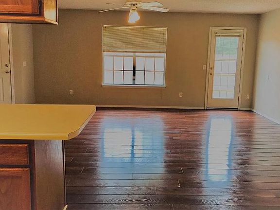 5th image of 2325-2327 W Roselawn St #2325