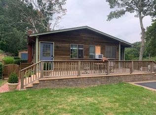 61 Squiretown Rd, Hampton Bays, NY 11946