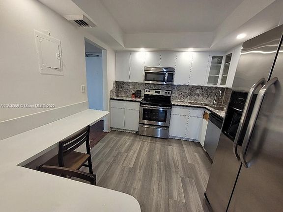 3rd image of 18021 Biscayne Blvd APT 1903