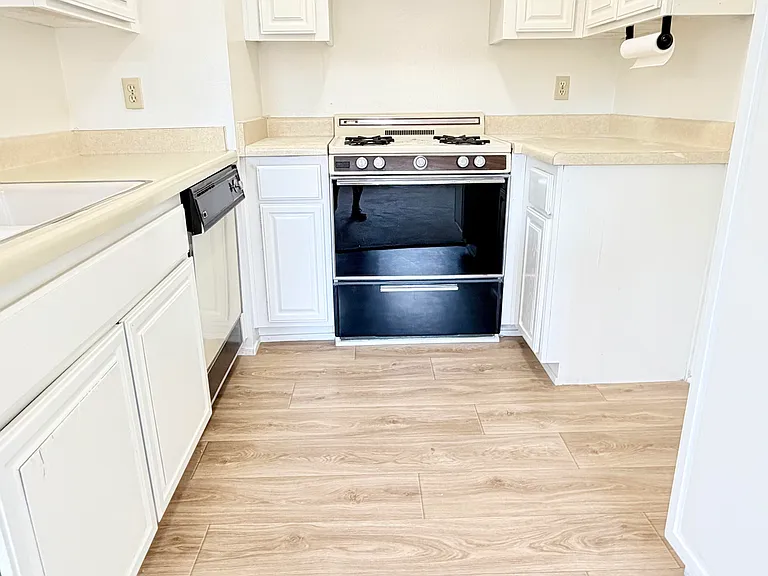 333 W Lexington Dr #2 — Photo 9