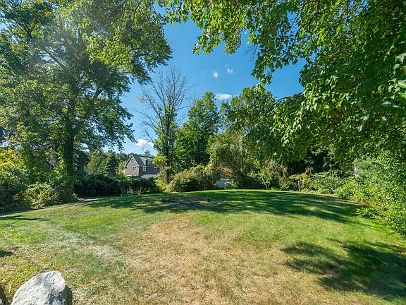 3rd image of 8 & 0 Dahlia Dr