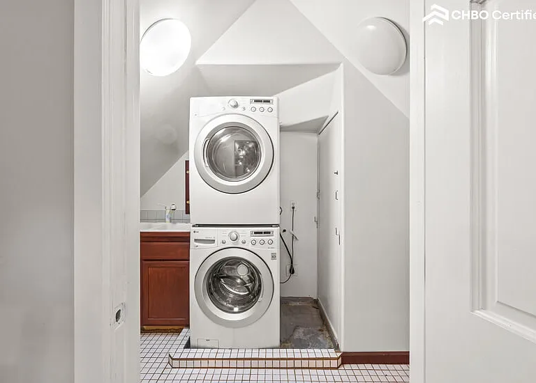 Top floor open loft - additional stacked laundry