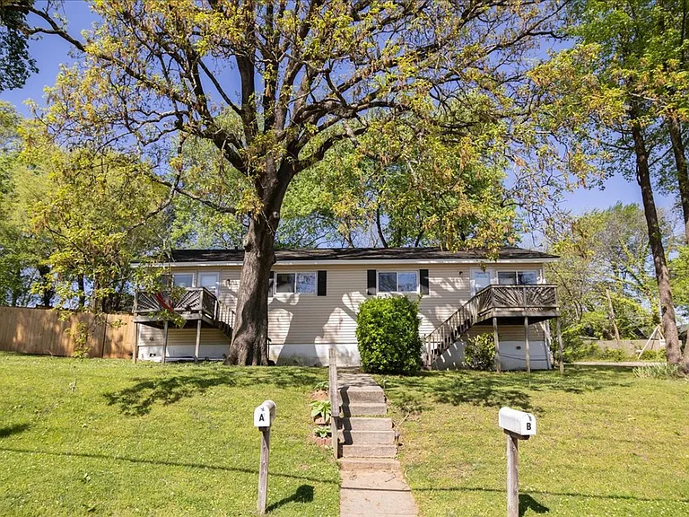 1096 Herndon St NW #B — Photo 2