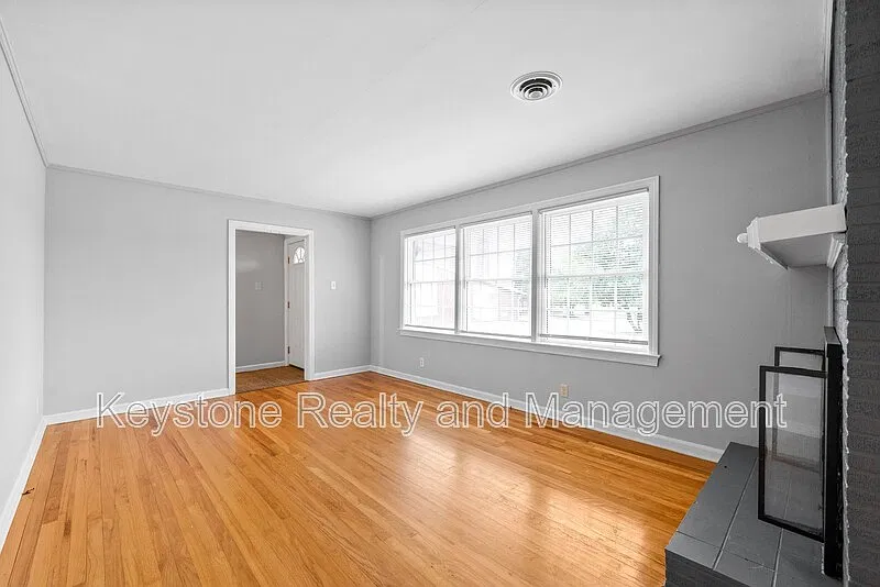 3 bed, 2.0 bath, 2080 sqft, $1,600 — Photo 4