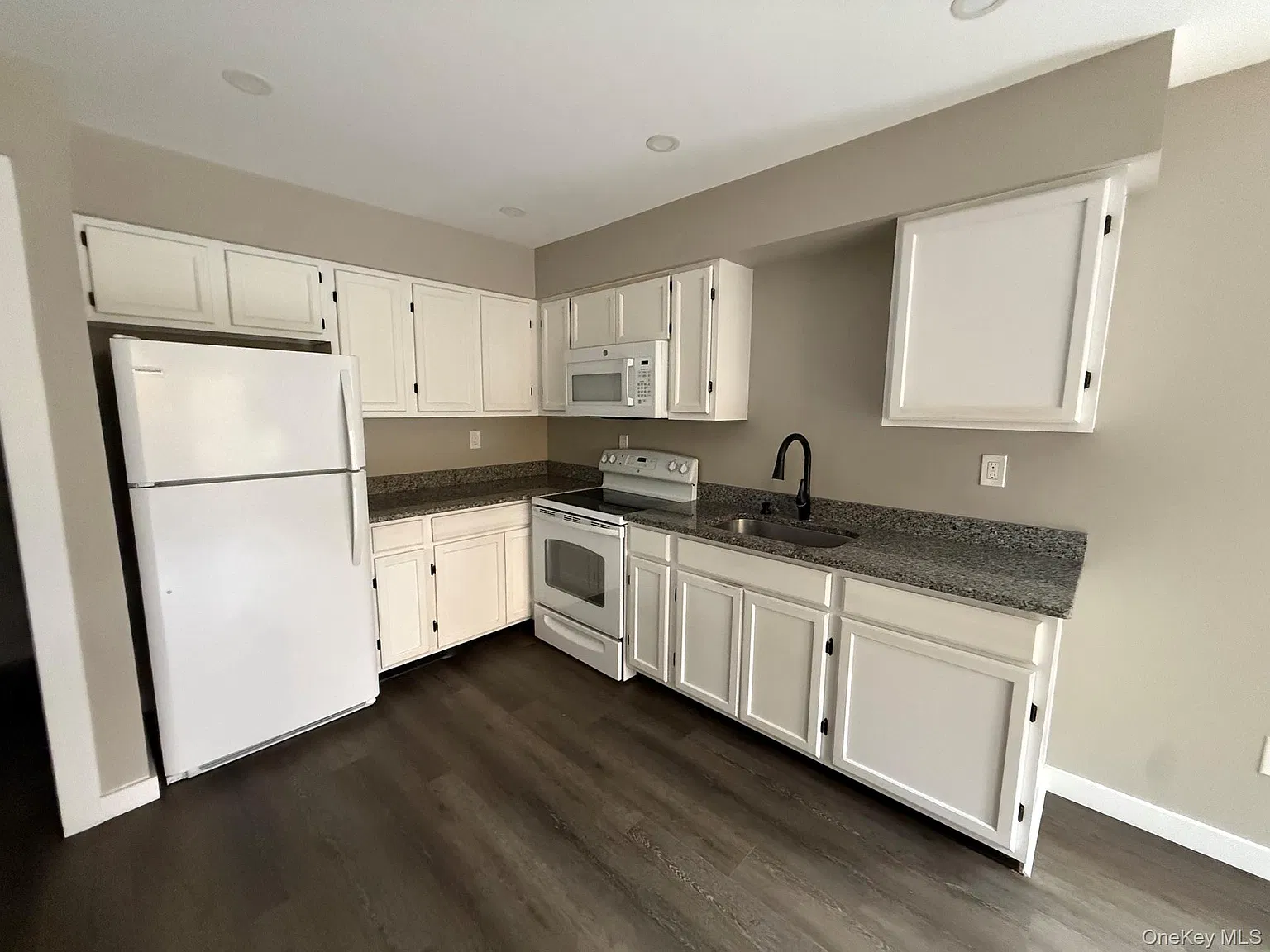 2 bed, 1.5 bath, 2208 sqft, $2,400 — Photo 4