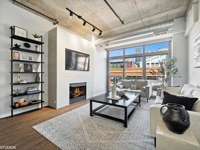 933 W Van Buren St #804 — Photo 6