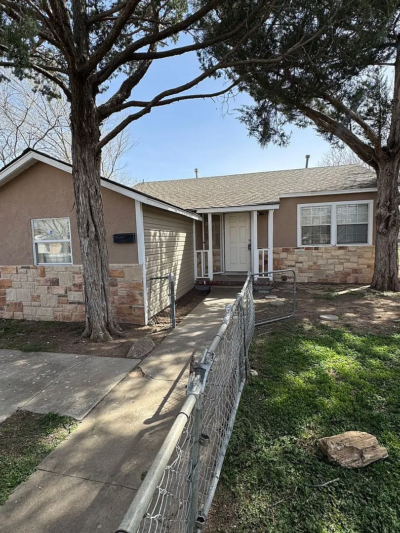 Adorable 3bedrooms 1 bathroom large fenced in backyard — Photo 1