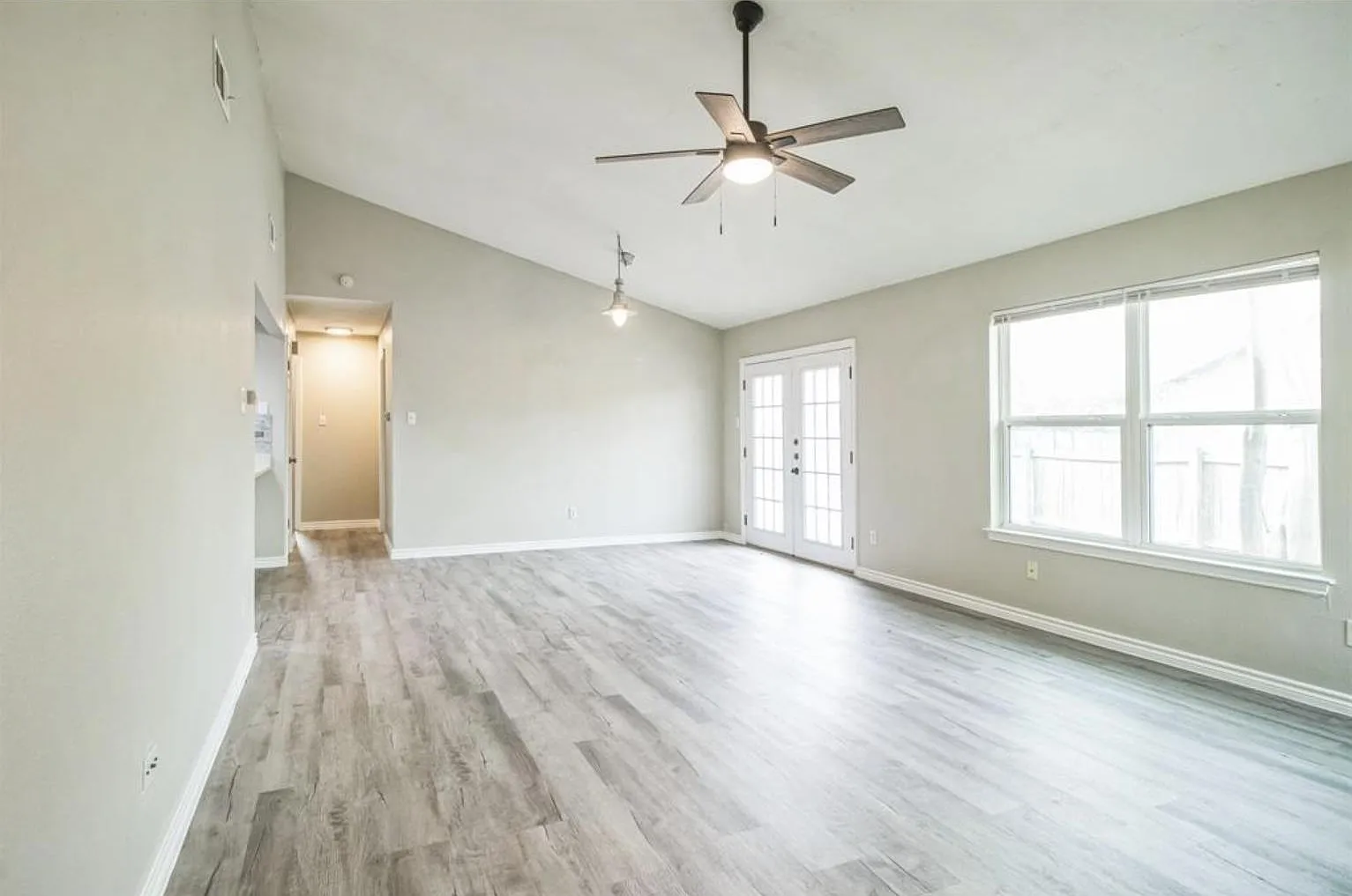 3 bed, 2.0 bath, 1323 sqft, $1,850 — Photo 3