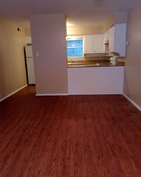 2nd image of 802 W Oak St APT 2