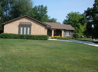 1701 Brookview Cir, Bloomfield Hills, MI 48304