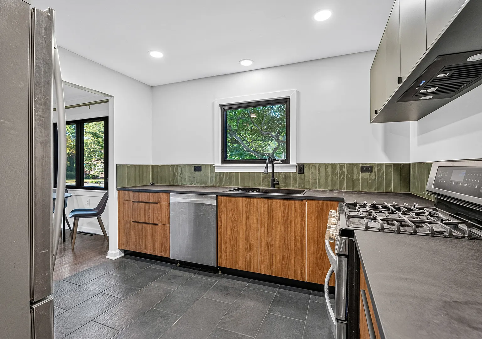 4 bed, 768 sqft, $4,300 — Photo 4