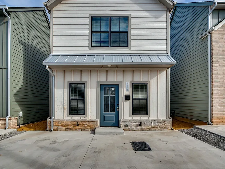 614 W 2nd St #110 — Photo 3