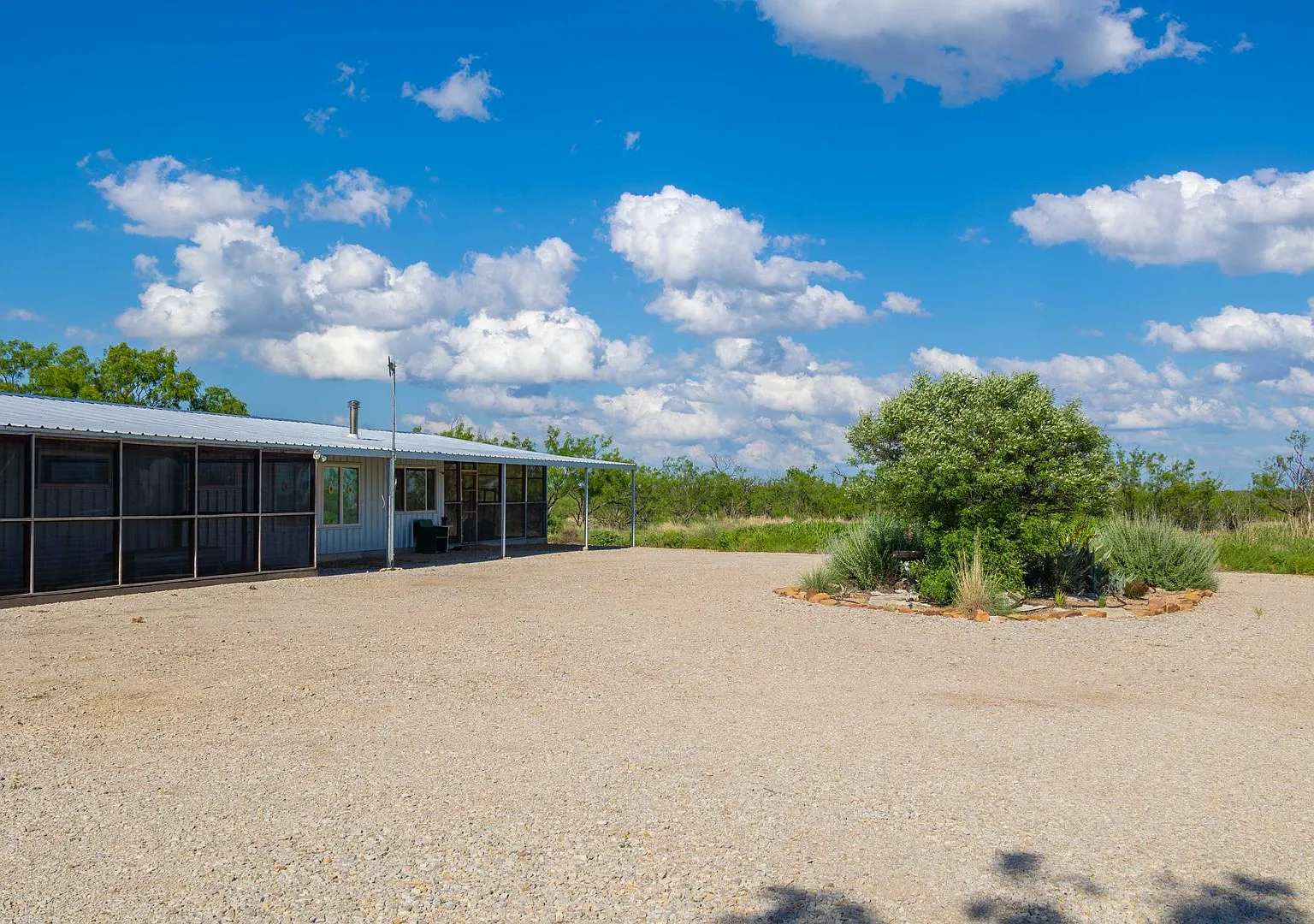 Large Country Home on Acreage with Access to Fishing — Photo 3