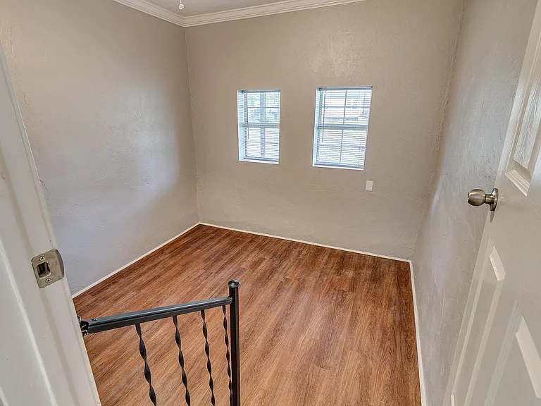 213 W Jacobs Dr — Photo 8