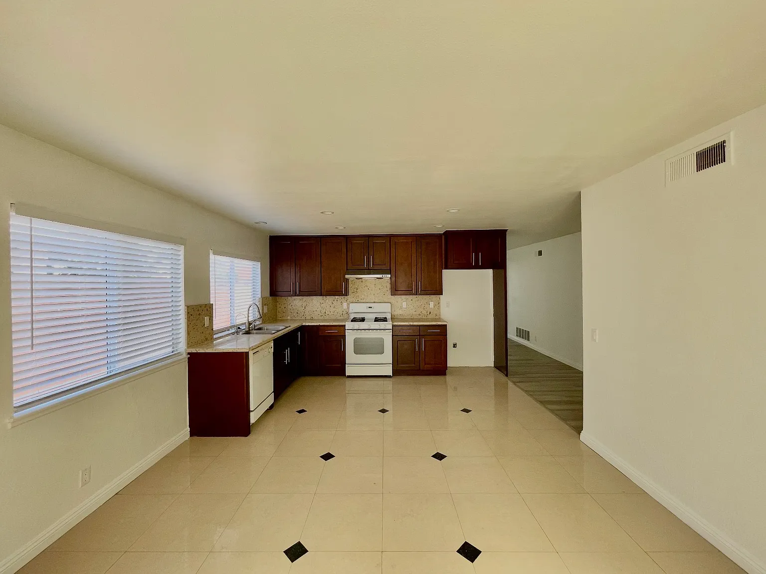 3 bed, 1251 sqft, $3,300 — Photo 4