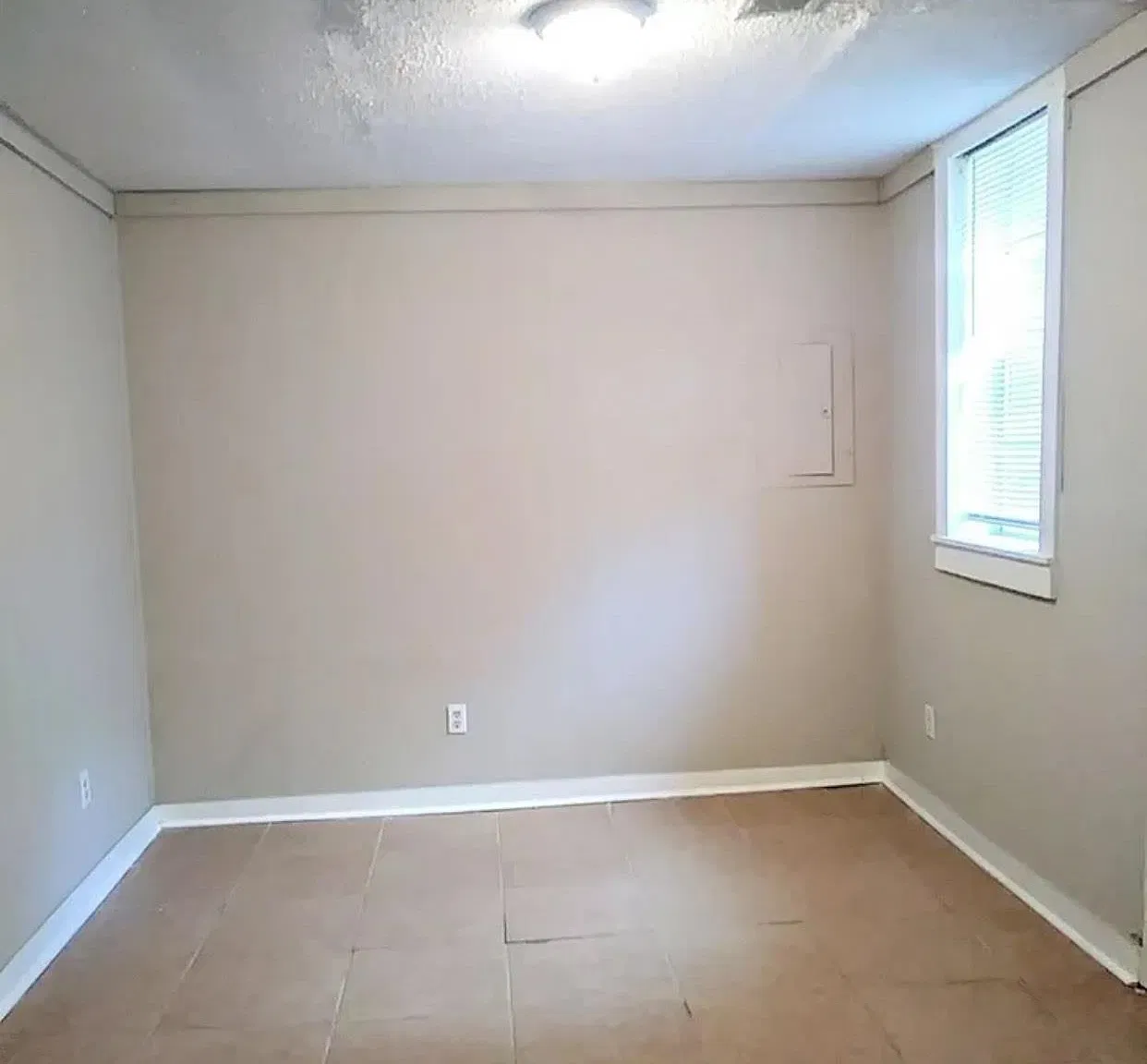 3 bed, 1.0 bath, 1040 sqft, $850 — Photo 2