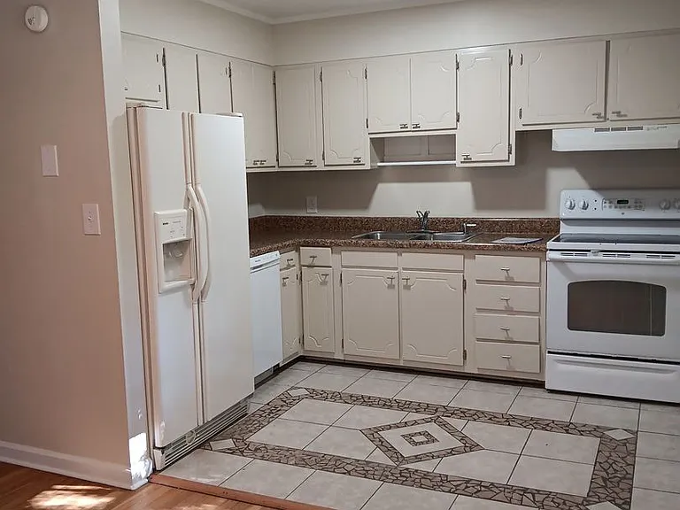110 Middlesex Dr — Photo 12