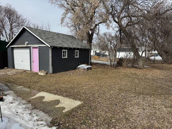 218 5th St W, Bottineau, ND 58318