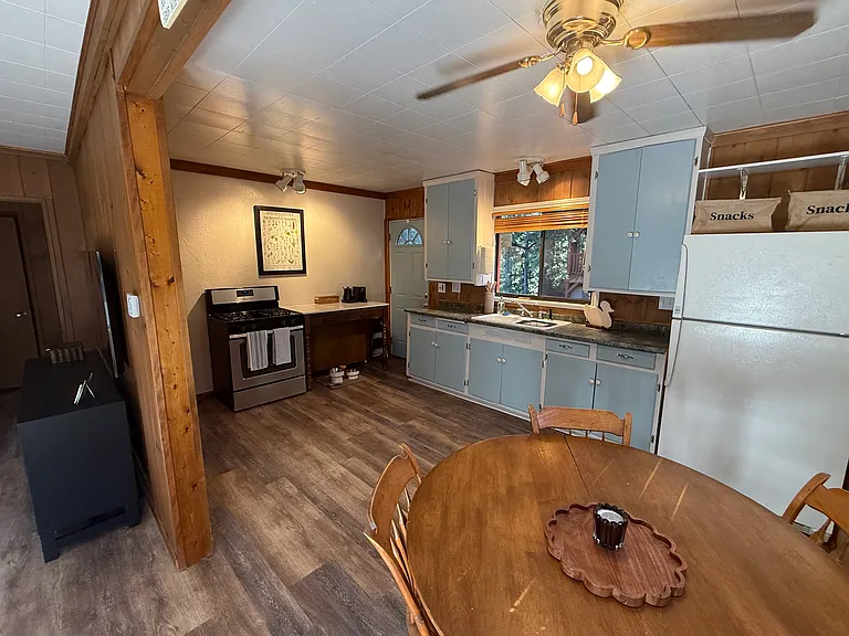 545 W Victoria Ct #1 — Photo 5