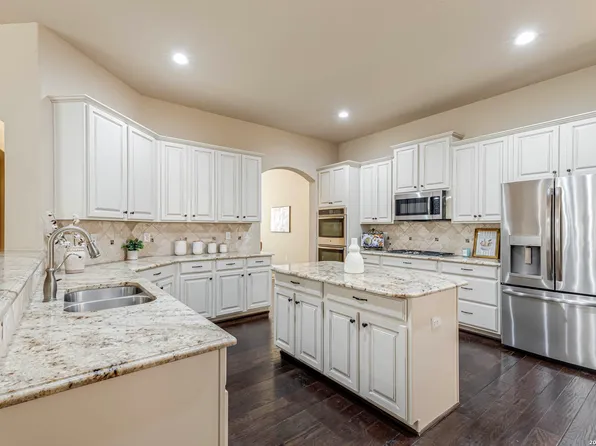 112 Hagen Dr, Boerne, TX 78006