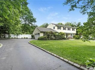 19 Larkin St, Huntington Station, NY 11746