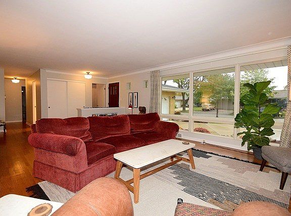5th image of 1426 Deerpath Ln