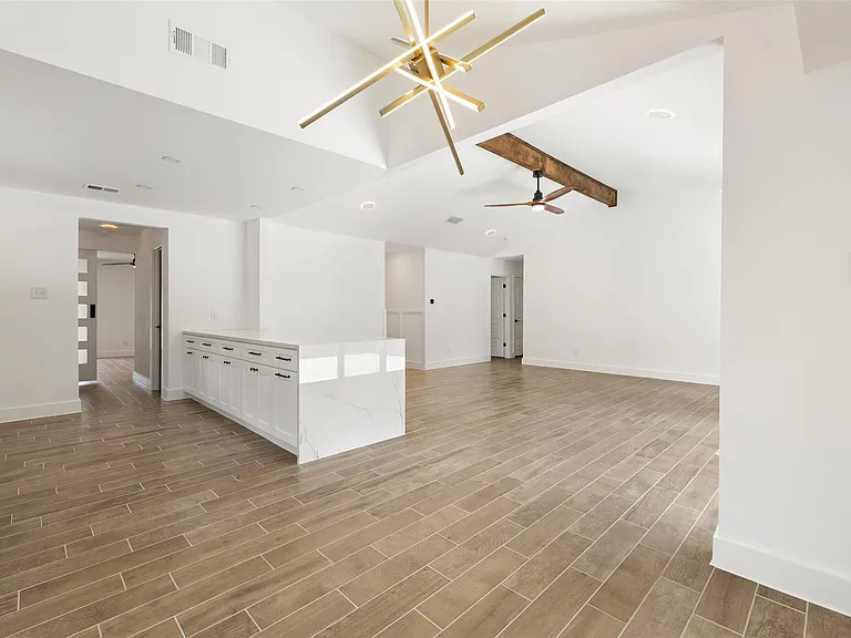 1111 Spearson Ln — Photo 7