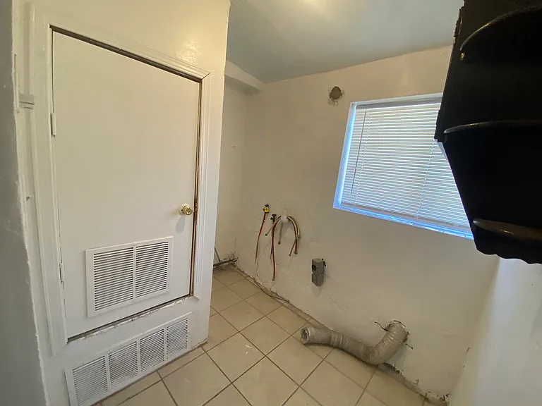 209 Easy Way — Photo 15