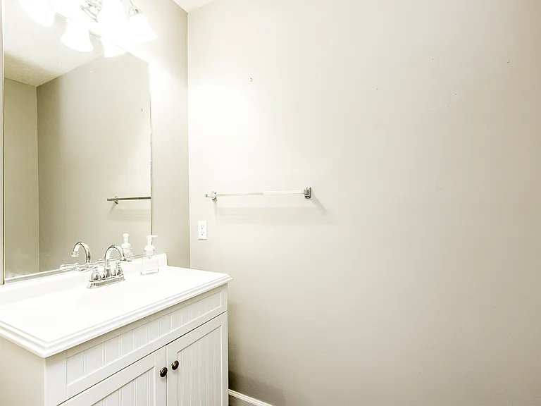 1103 Perry Ln — Photo 10