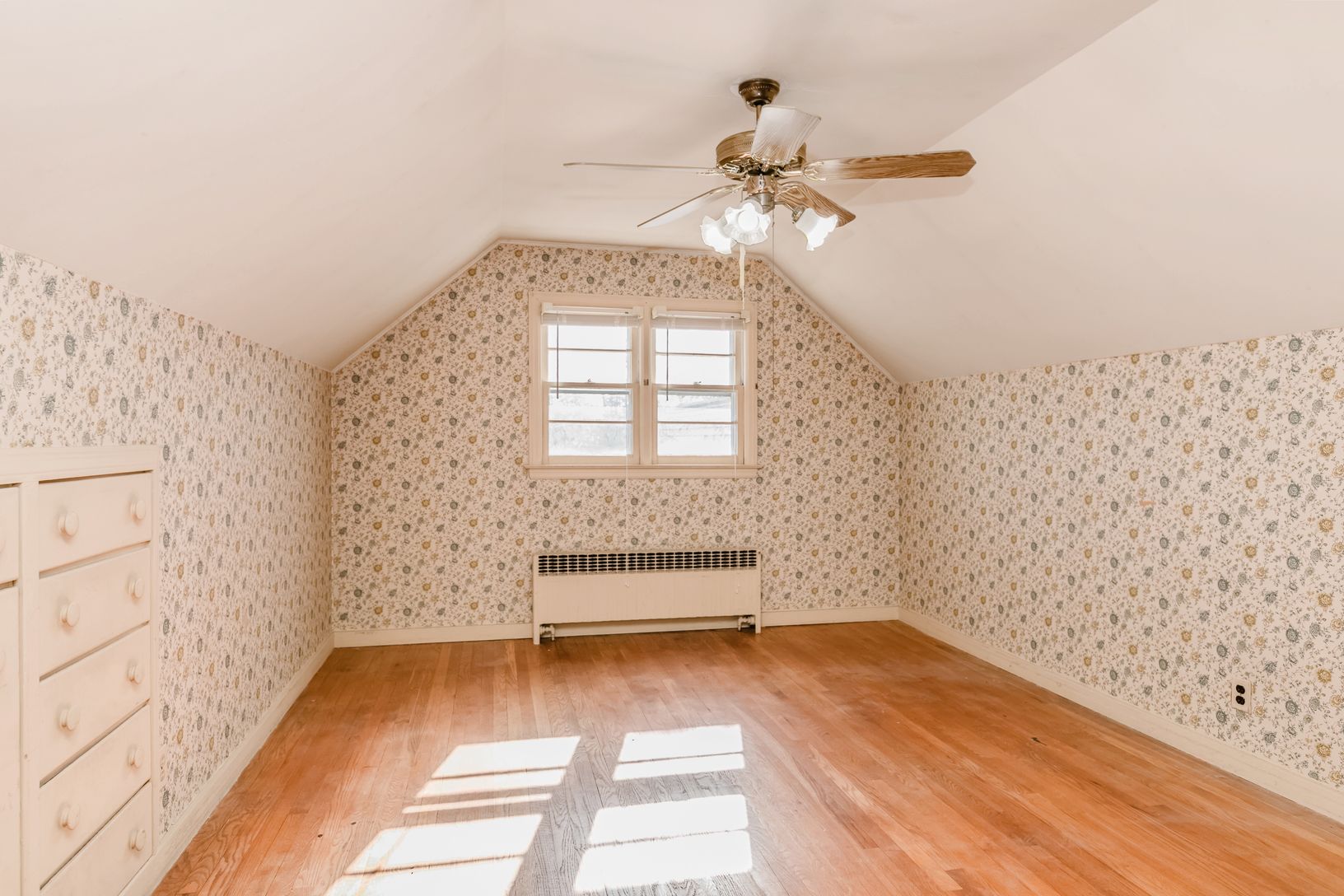  Build-Ins in Bedroom 3 - upper Level