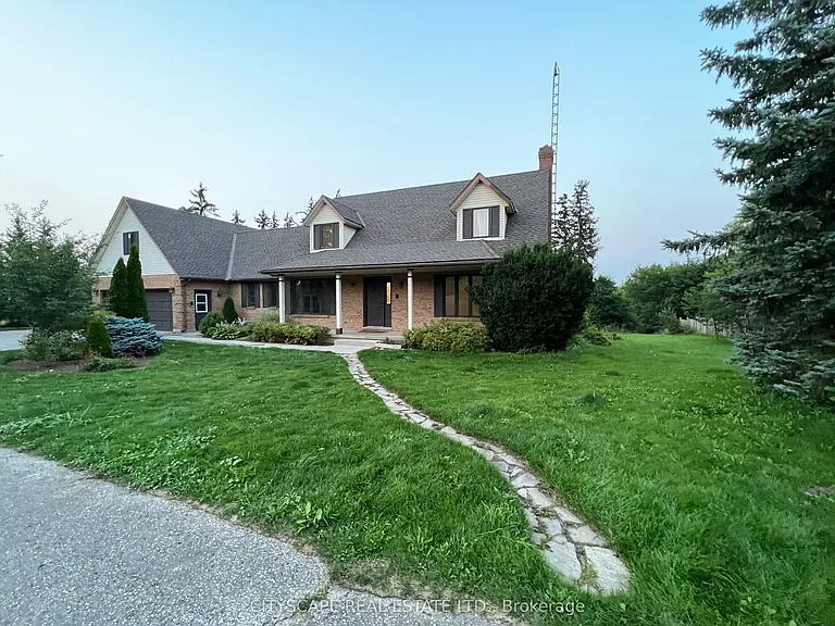 2361 Victoria St N — Photo 5