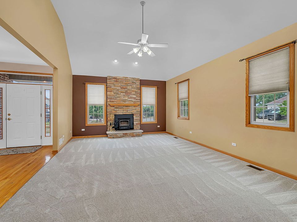1824 Mia Dr, Crest Hill, IL 60403 | MLS #12416149 | Zillow